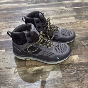 Like new Men’s Vasque Boots